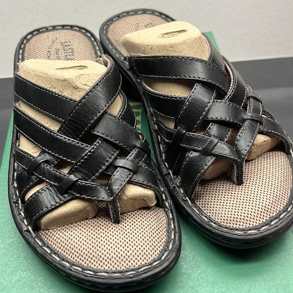 Woman’s Eastland sandals - Size 6 - Brand new in box - Picture 2 of 7